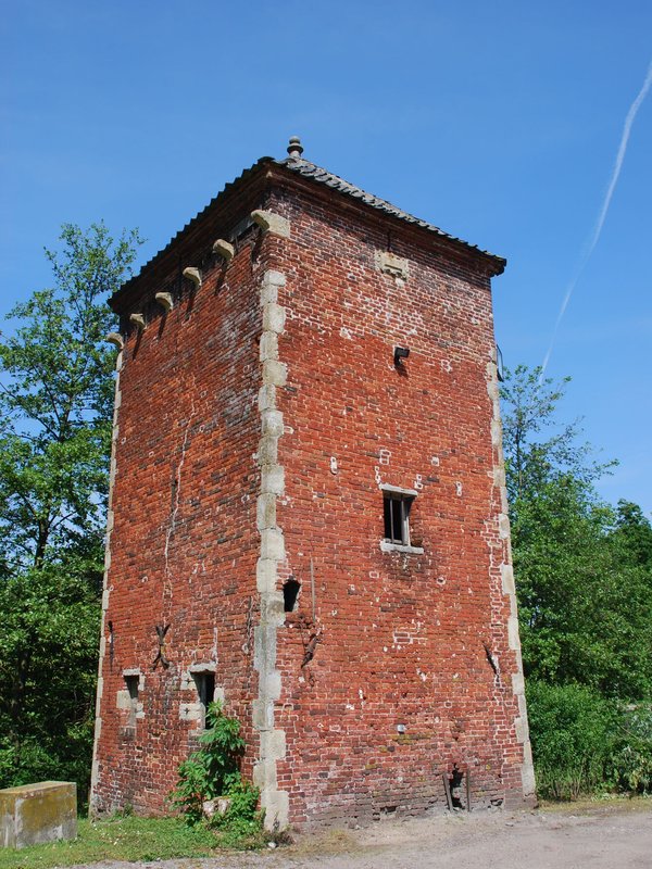 De duiventoren, hier aan de ingang van Kasteel van Wippelgem, was voor het kasteel een belangrijk communicatiemiddel en een teken van rijkdom