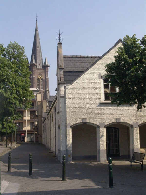 Jeneverhuis en Sint-Vincentiustoren in Eeklo
