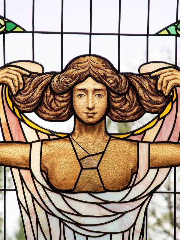 De glasramen in het gebouw van Hotel Shamon zijn ronduit indrukwekkend.