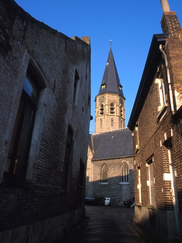 Kerk in hartje Assenede, vanuit één van de smalle straatjes.