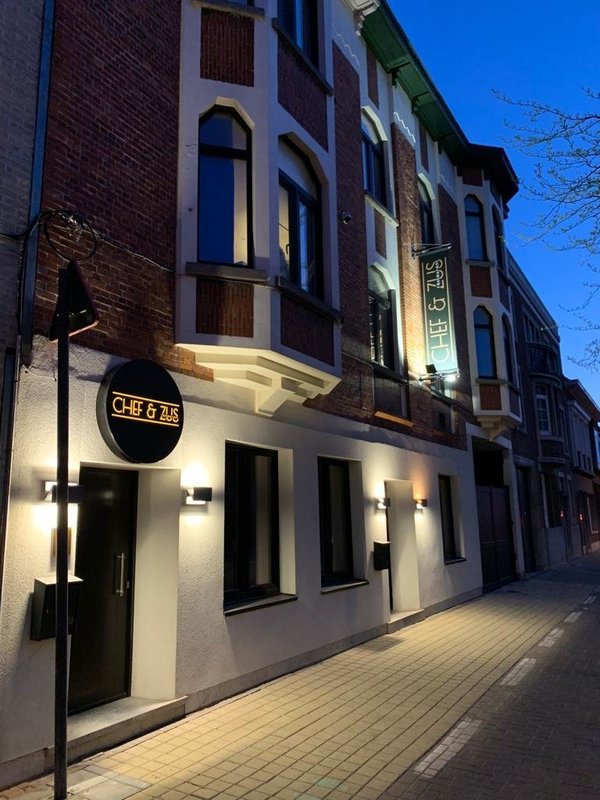Mooi herenhuis in de Eeklose Koning Albertstraat met onderaan Chef &amp; Zus. da's De Visitor.