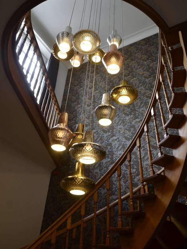 Wat een traphal bij Visite