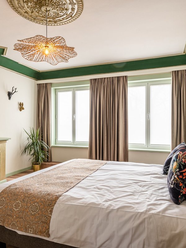 De kamers bij Sies zijn hoofs ingericht en verwijzen bij naam naar het leven van pastoor Sies