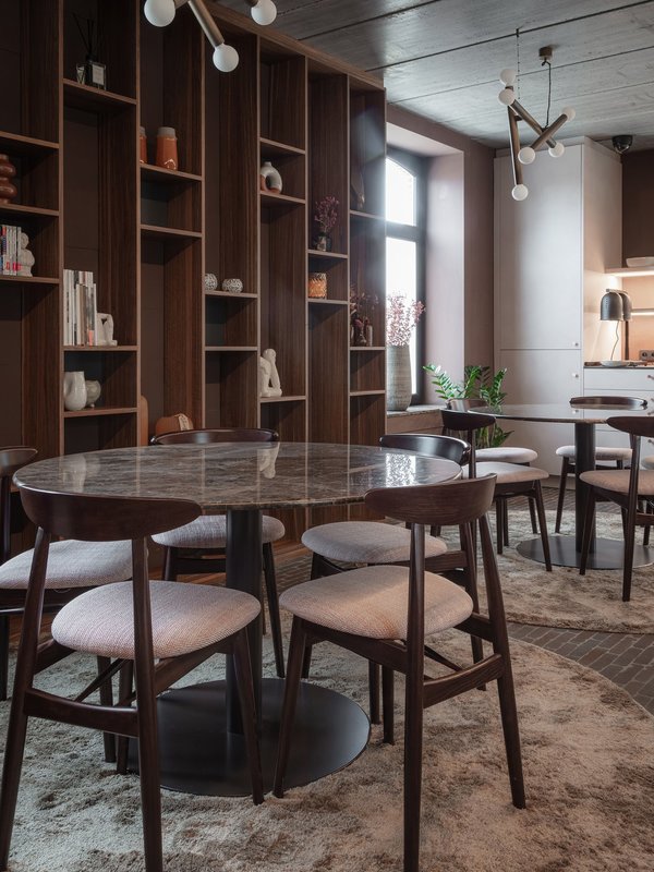 De smaakvolle inrichting en warme tinten van de leefruimte