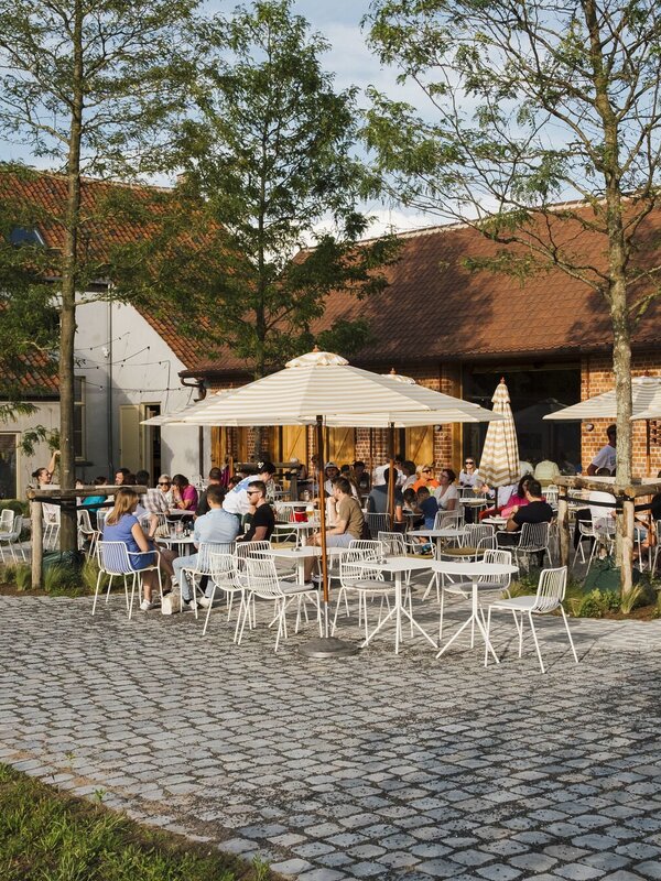 Het terras van bierbelevingscentrum en café-brasserie Hopspot, op een zomeravond