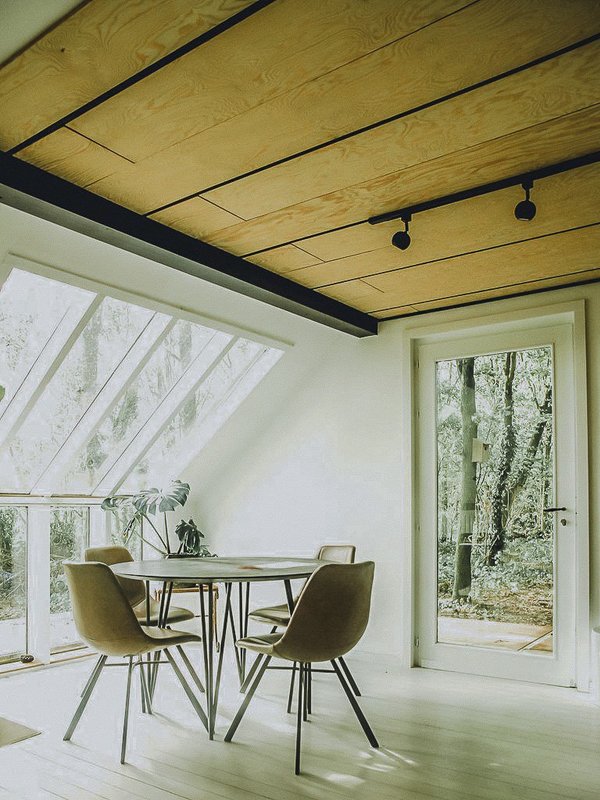 Vintage interieur van B&amp;B Zonder Vaart, met veel blank hout en overvloedig zonlicht