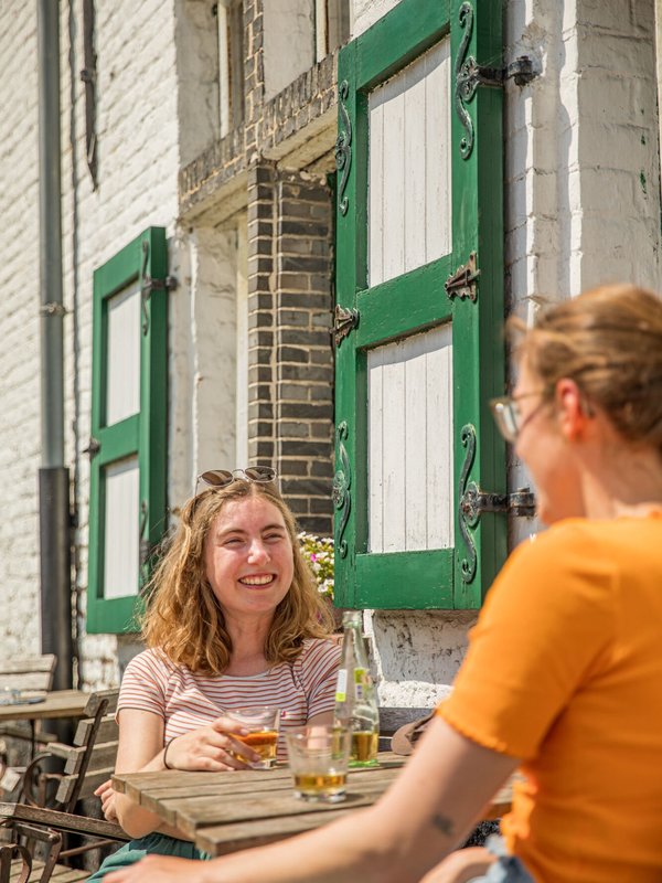 Twee vrouwen drinken iets op het terras van de Drongengoedhoeve
