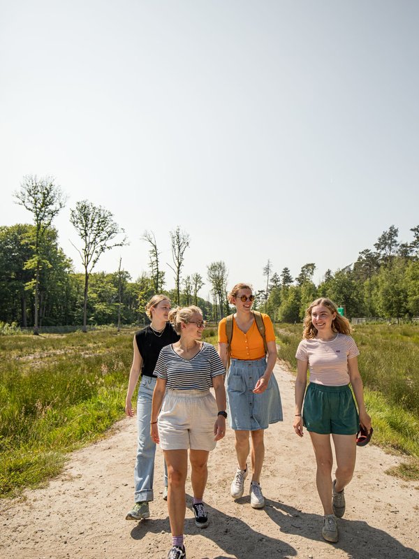 Vriendinnen op wandel in het Drongengoed