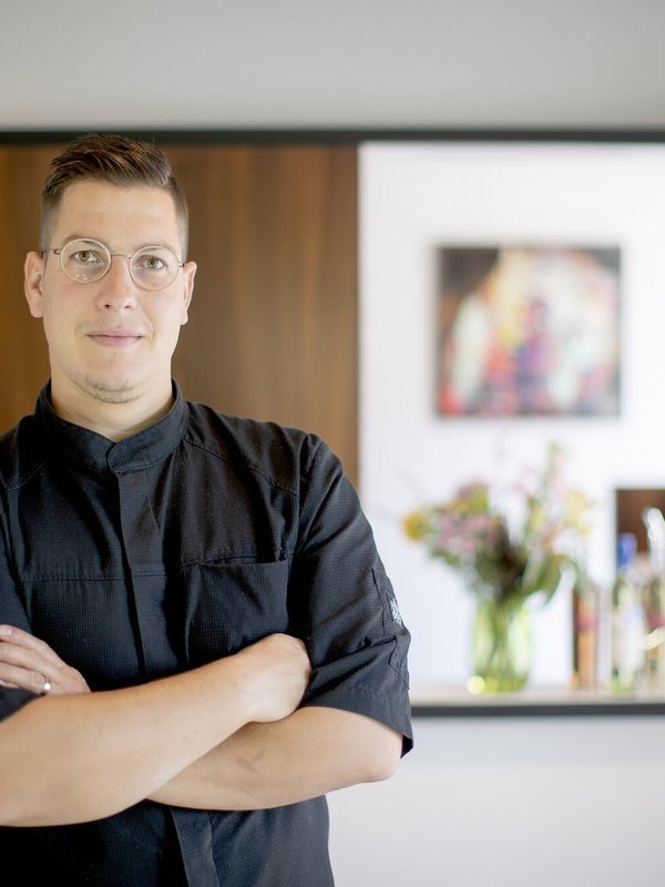 Chef Niels De Landtsheer van restaurant Calla's in een prachtige jaren '30 villa vlakbij Aalter station.