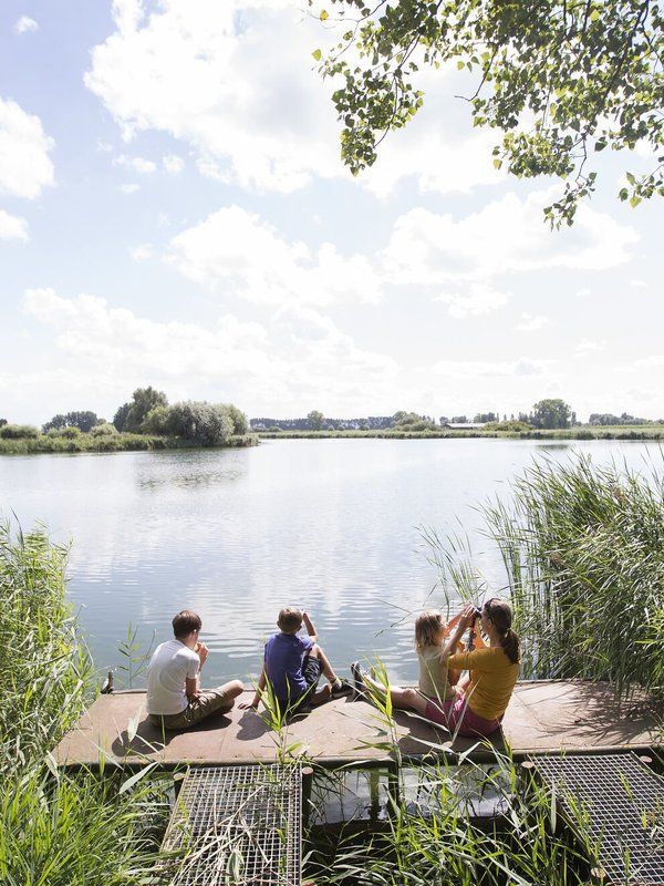 Mensen op een vlonder aan de Asseneedse Kreken