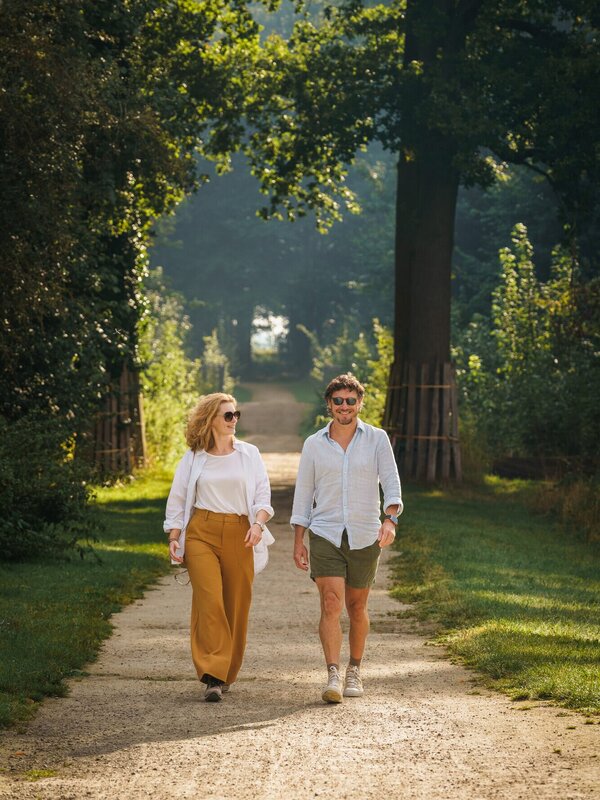 Koppel wandelt door de kasteeltuin van Poeke