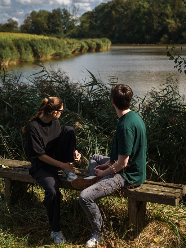 2 vrienden op een bankje aan de Kleine Kilkreek