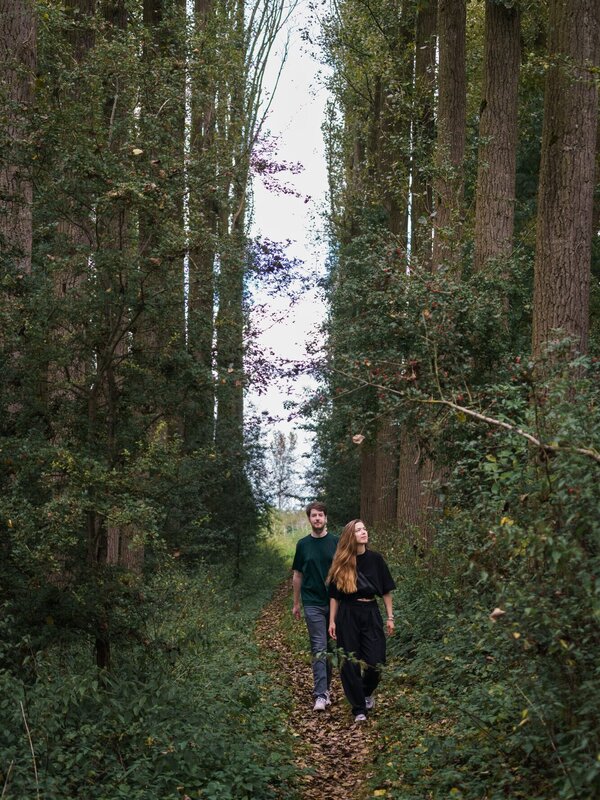 2 vrienden wandelen langs de weggetjes van de Asseneedse Kreken