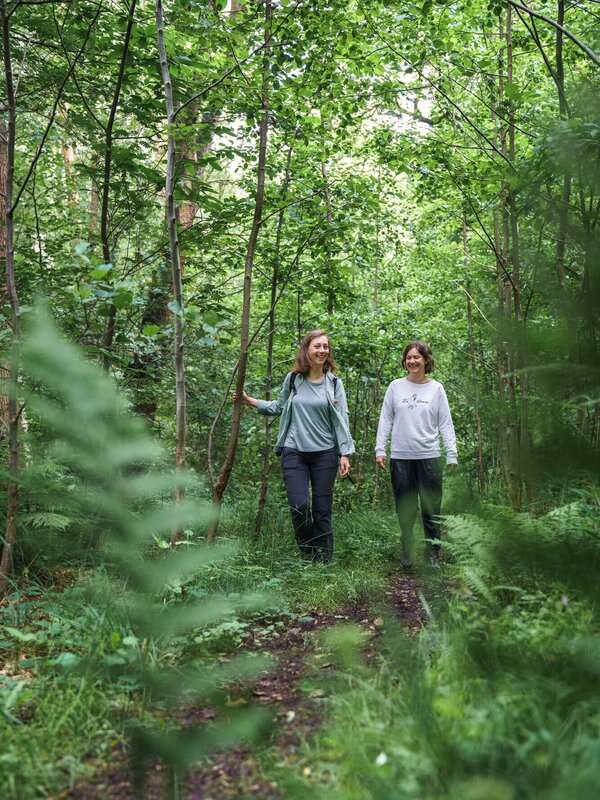 2 vrouwen wandelen in Het Leen