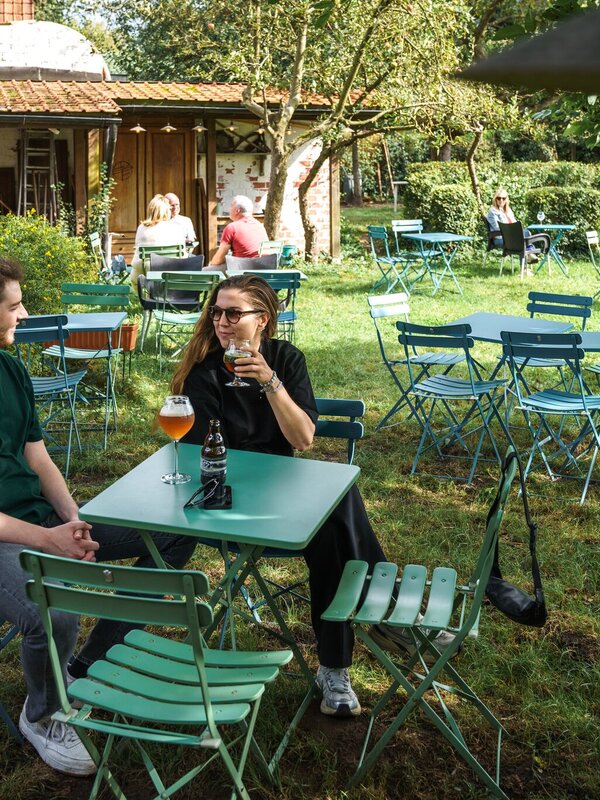 Vrienden op het terras van Café Passé in Assenede